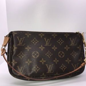 Louis Vuitton Authentic 💯  ONE Owner Pochette